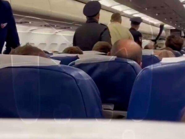 Пассажир с алкогольным опьянением задержал вылет рейса в Санкт-Петербург из аэропорта Сочи. Вечером 5 декабря мужчина начал дебош на борту, трогая и обнимая пассажиров. Экипаж попытался успокоить ситуацию, но конфликт только усугубился. В итоге самолет был развернут, а пьяный пассажир снят с рейса полицией. Подробности читайте на [ссылка на источник].