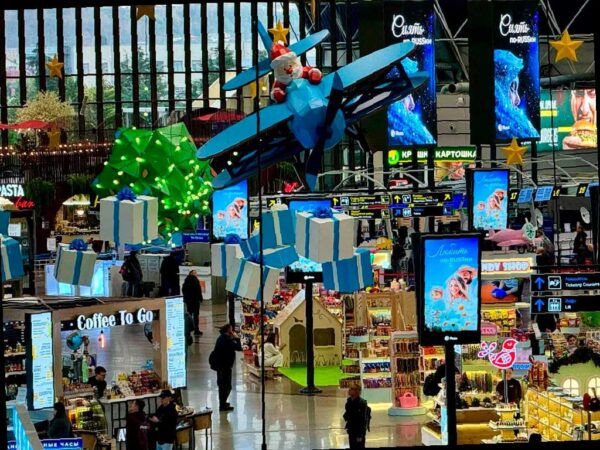 Сочинский аэропорт украсили к Новому году