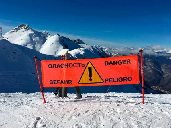 В горах Сочи наступает зима, и с ней приходит опасность лавин. Снегопады уже вторые сутки идут в предгорьях, а на побережье температура опускается ниже нуля. Прогноз на 15 декабря предупреждает о налипании мокрого снега на проводах и деревьях, а также о возможной гололедице на дорогах. В горах выше 1000 метров сейчас особенно опасно из-за лавин.