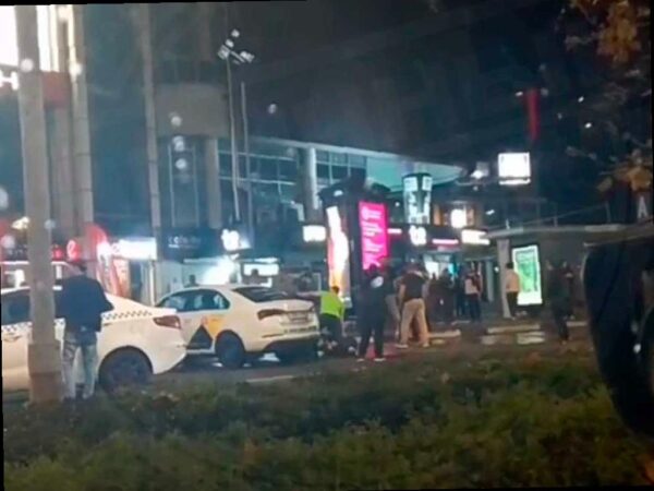 Ночью в центре Сочи произошла драка возле одного из баров на Навагинской улице. Группа мужчин устроила потасовку на улице, после чего вернулась в клуб, рассказали очевидцы.