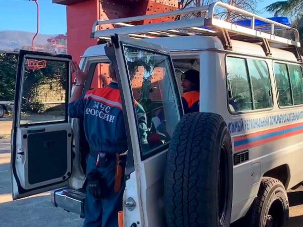 Мужчина сорвался со скалы в реку в Сочи