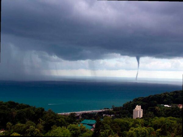 Сочинцам сообщают о возможных лавинах в горах и смерчах над морем