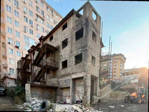 В Сочи снесут три незаконные многоэтажки
