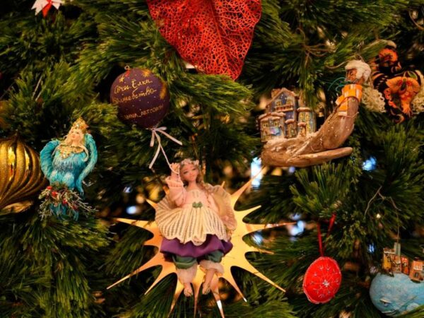 В Сочи открылась выставка авторской новогодней игрушки