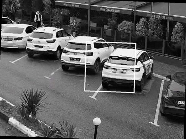 В центре Сочи установили камеры для выявления нарушений правил парковки на Кооперативной улице и в Морском переулке. Теперь нейросети помогут анализировать ситуацию, а искусственный интеллект сможет даже определить автомобили без номеров. Это позволит более эффективно контролировать занятость парковочных мест и улучшить работу системы. За нарушение правил парковки грозит штраф в размере 3 тысяч рублей. Подробнее о бесплатных городских парковках в новогодние каникулы можно узнать по ссылке. (Фото: Департамент транспорта и дорожного хозяйства Сочи)