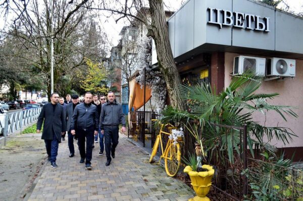 «Виктор Тепляков провел встречу с жителями в Центральном районе Сочи»