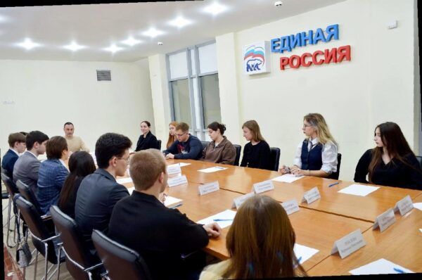 «Виктор Тепляков встретился с активистами ‘Молодой Гвардии’ в Сочи»