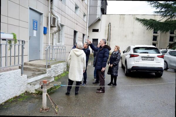 «Виктор Тепляков осмотрел приёмную ‘Единой России’ в Сочи перед ремонтом»