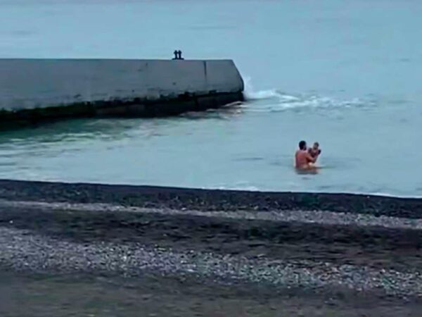 В Сочи мужчина купал в зимнем море детей, полиция ищет «моржа»