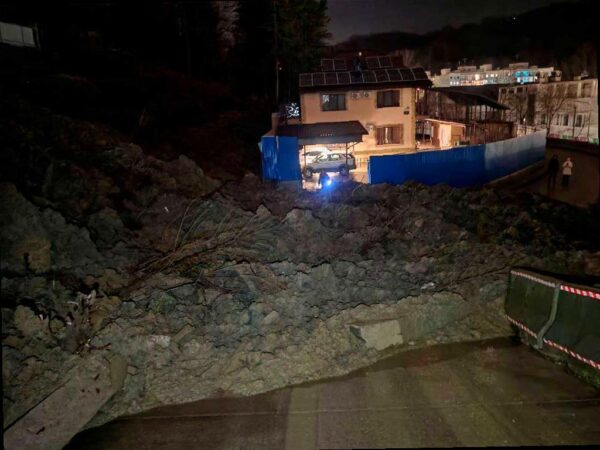 В районе улицы Тепличной в Сочи произошел новый оползень, о чем сообщил телеграм-канал «ЧП Сочи». Грунт перекрыл дорогу к объездной трассе и повредил линию электропередачи, из-за чего один из домов остался без света. Также возможны проблемы с водоснабжением в ЖК «Министерские озера», а также угроза для Гимназии №9. Ранее в этом районе произошел мощный оползень, который блокировал дорогу на несколько дней. Специалисты работают круглосуточно, чтобы устранить последствия происшествия. Движение транспорта временно восстановлено, но иногда приходится его останавливать для проезда строительной техники. Водителям рекомендуется использовать объезд через улицы Тепличную и Вишневую. (Источник: sochinews.io)