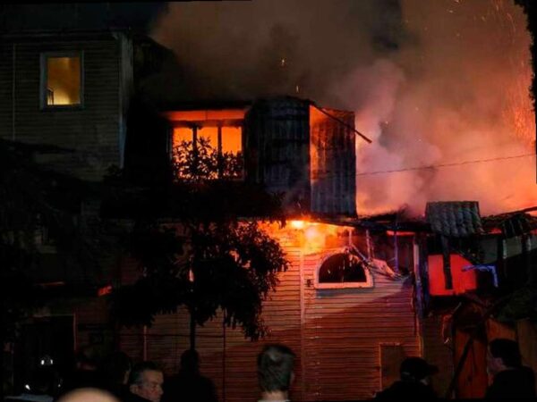В центре Сочи произошел крупный пожар в двухэтажном доме