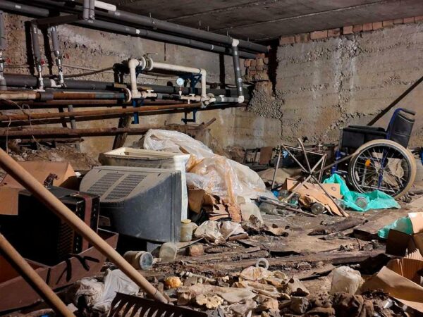 В Сочи активно продолжается работа по очистке подвалов многоквартирных домов. Специалисты освобождают помещения от мусора и лишних предметов, а затем приводят их в надлежащее состояние согласно санитарным стандартам, сообщает администрация города.