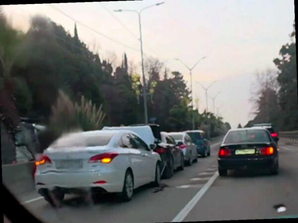 Сразу четыре автомобиля столкнулись вчера утром на улице Ленина в Адлере. Информацию об этом опубликовал телеграм-канал «ДТП Сочи».