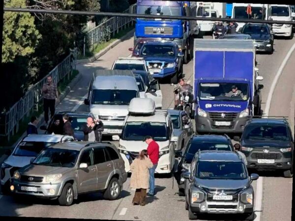 Массовое ДТП парализовало движение в Адлере