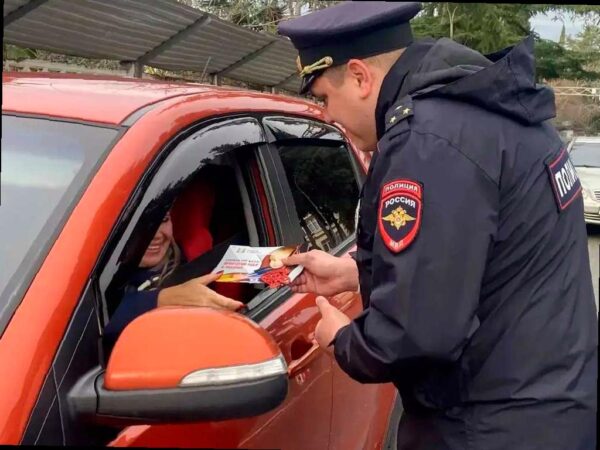 Сотрудники Госавтоинспекции Сочи поздравили водителей с Рождеством