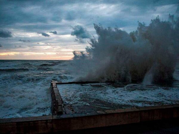 Штормовое предупреждение объявлено в Сочи