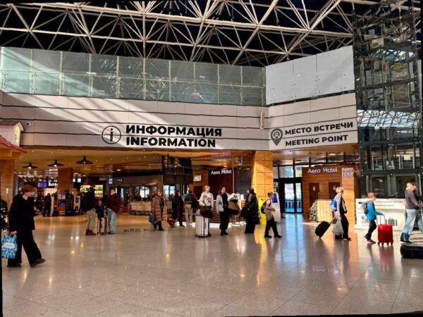 Аэропорт Сочи временно прекратил прием и отправку самолетов из-за мер безопасности в ночь на 8 января. Ограничения были введены в 03:24 и продлились почти четыре часа до их отмены. Первым самолетом был направлен на запасной аэродром. После снятия запрета аэропорт возобновил свою работу. Росавиация подчеркнула, что все действия проводились для обеспечения безопасности полетов, а экипажи и диспетчеры действовали согласно установленным протоколам. В то же время, Минобороны РФ сообщило, что в период с 23:00 7 января до 07:00 8 января было уничтожено 66 беспилотных летательных аппаратов, включая 12 над Черным морем. (Источник: sochinews.io)