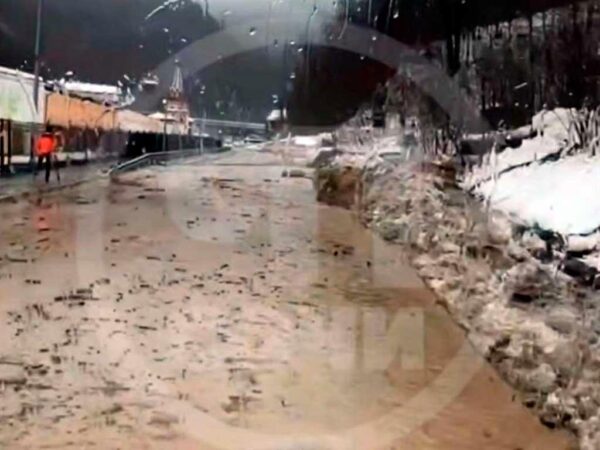 Сход селевого потока на дороге к Роза Хутор в горном кластере Сочи