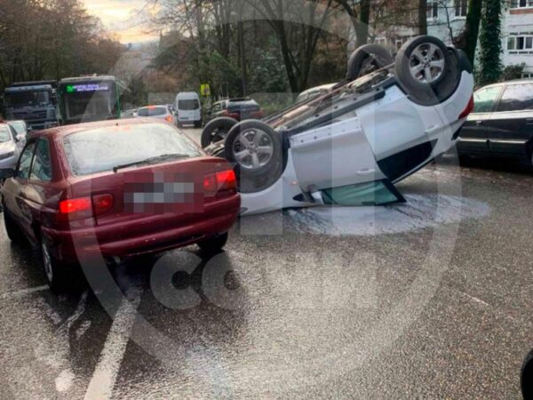 Автомобиль перевернулся в центре Сочи