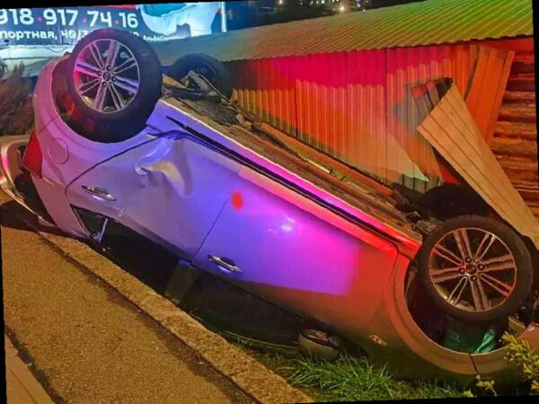 Автомобиль перевернулся в Сочи с тремя детьми на борту