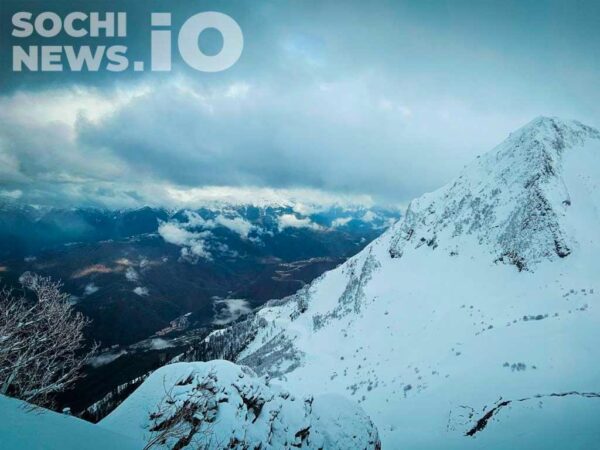 Спасатели искали фрирайдера в горах Сочи, но его нашли в отеле