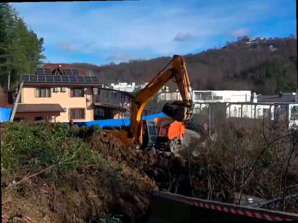 В Сочи образовался оползень, который перекрыл дорогу в селе Раздольном