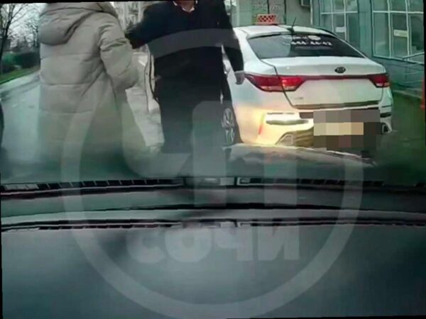 В Сочи таксист и женщина конфликтовали из-за парковки