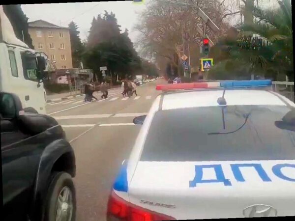 Инспекторы в Сочи проводят профилактическое мероприятие с использованием громкоговорителей