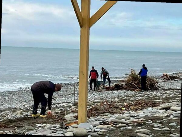 В Сочи убирают пляжи после шторма