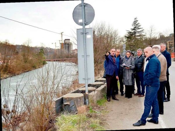 Депутат ЗСК Виктор Тепляков провел осмотр оползня в Сочи на Краснодонс