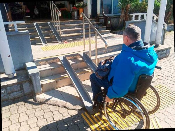 Магазины и кафе в центре Сочи проверили на доступность для маломобильн