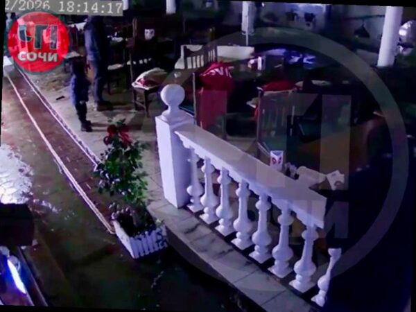 В Сочи штормовая волна затопила кафе и смыла людей