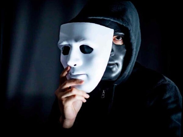 Новая схема обмана: мошенники выдают себя за налоговую и выманивают СМ