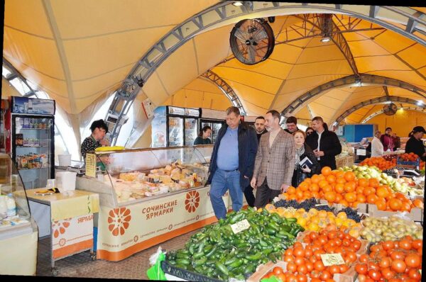 «Виктор Тепляков проверил работу ярмарки в Центральном районе Сочи»