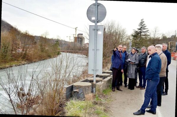«Виктор Тепляков проверил оползень на улице Краснодонская в Центральном районе Сочи»