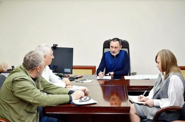 «Виктор Тепляков обсудил работу приюта для животных в Сочи»